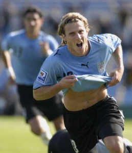Forlan uruguay-i válogatottban szerzett gólt ünnepel
